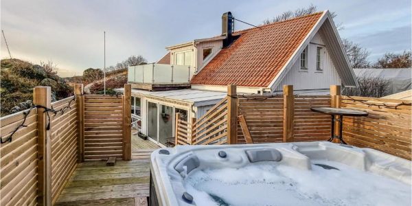 Stuga med Jacuzzi Västkusten Pet Friendly Home In Rönnäng With House Sea View